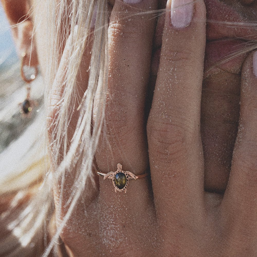 Turtle Ring Rose Gold - マリニウム - ポールヒューイット日本公式サイト